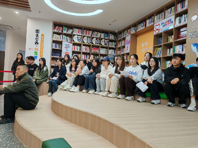 6 现场参与者认真聆听发言.jpg